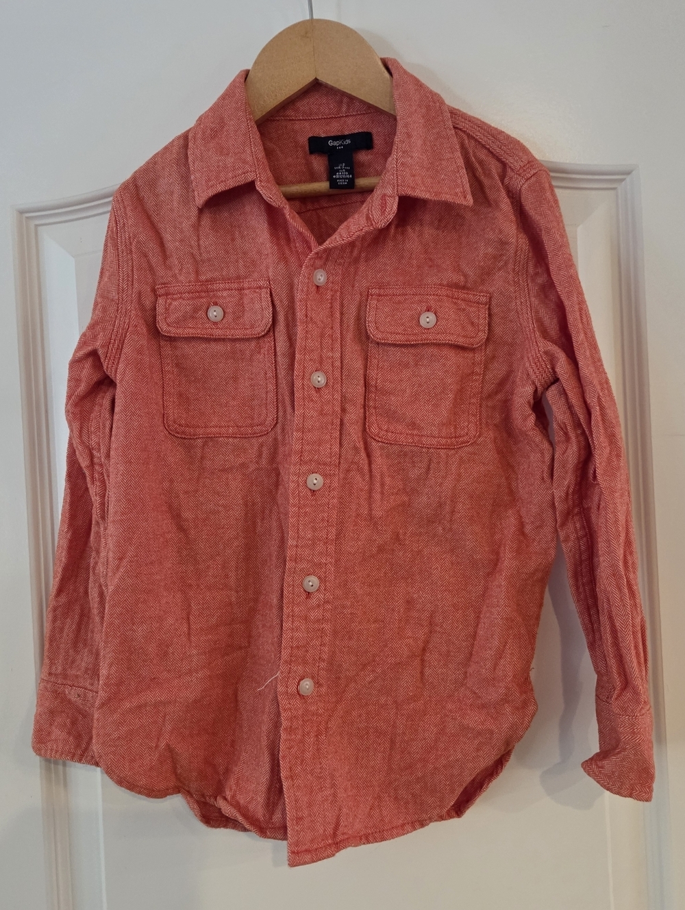 Classic Gap Kids button-down in a beautiful coral-red shade. Size 6-7
